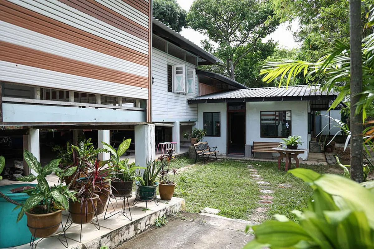 与浮脚主楼相连的偏楼是饭厅。