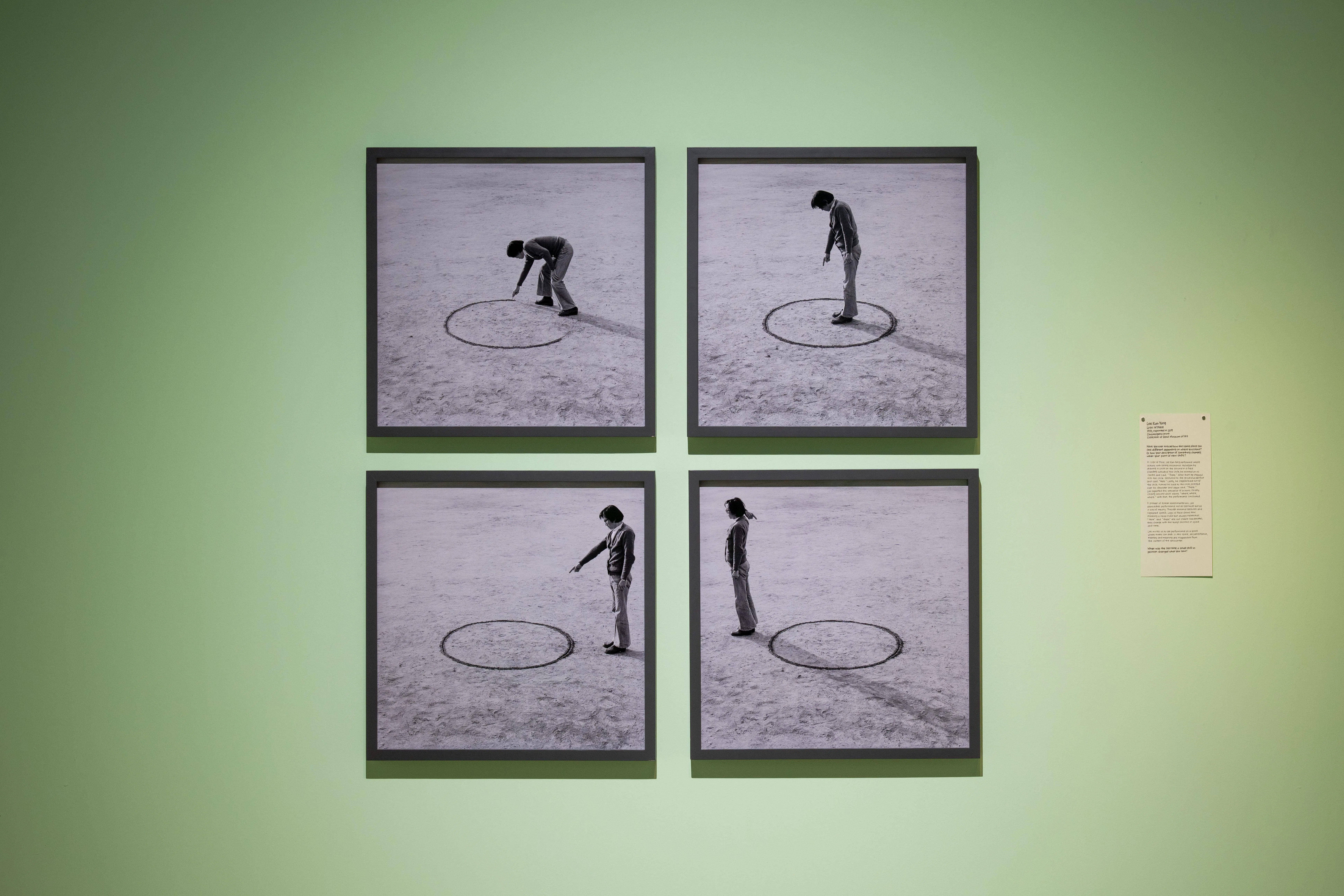 韩国前卫艺术家李健镛1975年行为艺术《地点的逻辑》摄影记录。（新加坡美术馆提供）