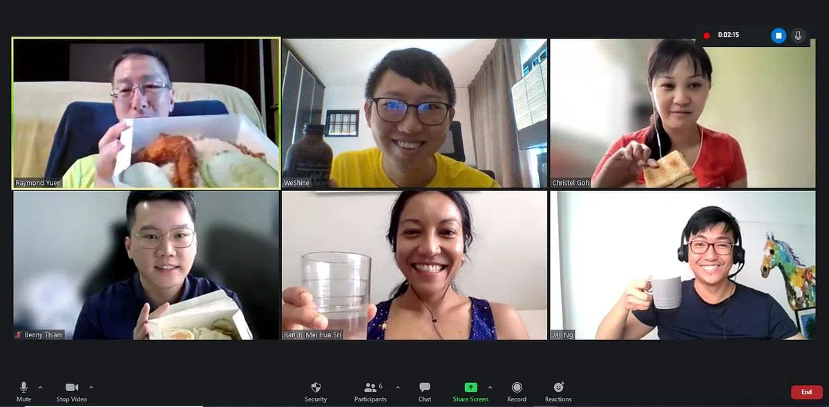 在疫情限制期间，“吃饭，发光”移到网上进行，请客的主人订外卖，送餐到“朋友”的家，大家在电脑前一起吃喝聊天。（图/受访者提供）