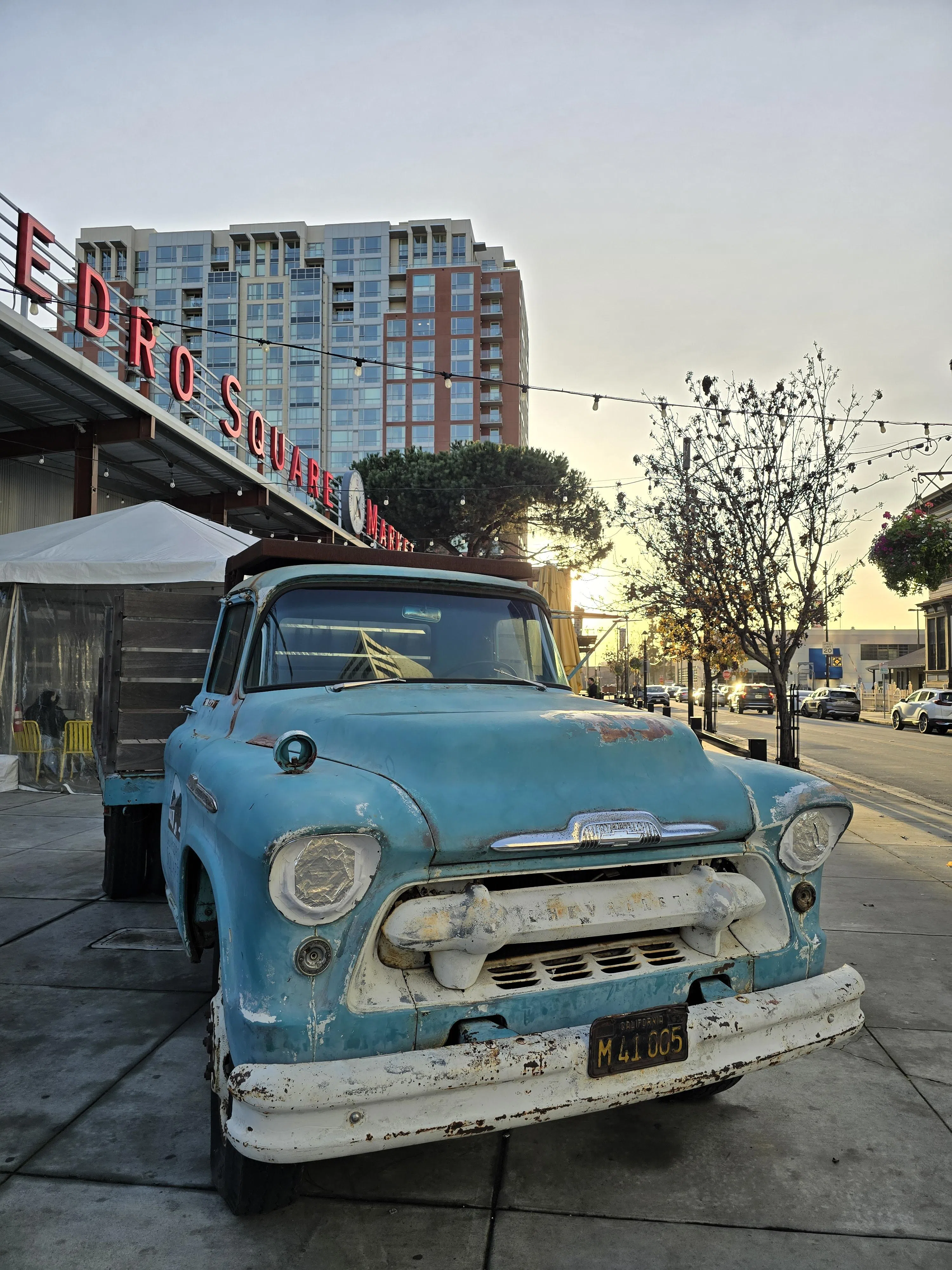 照片呈现旧车外观的丰富细节，画面充满层次感。（黄少伟摄）