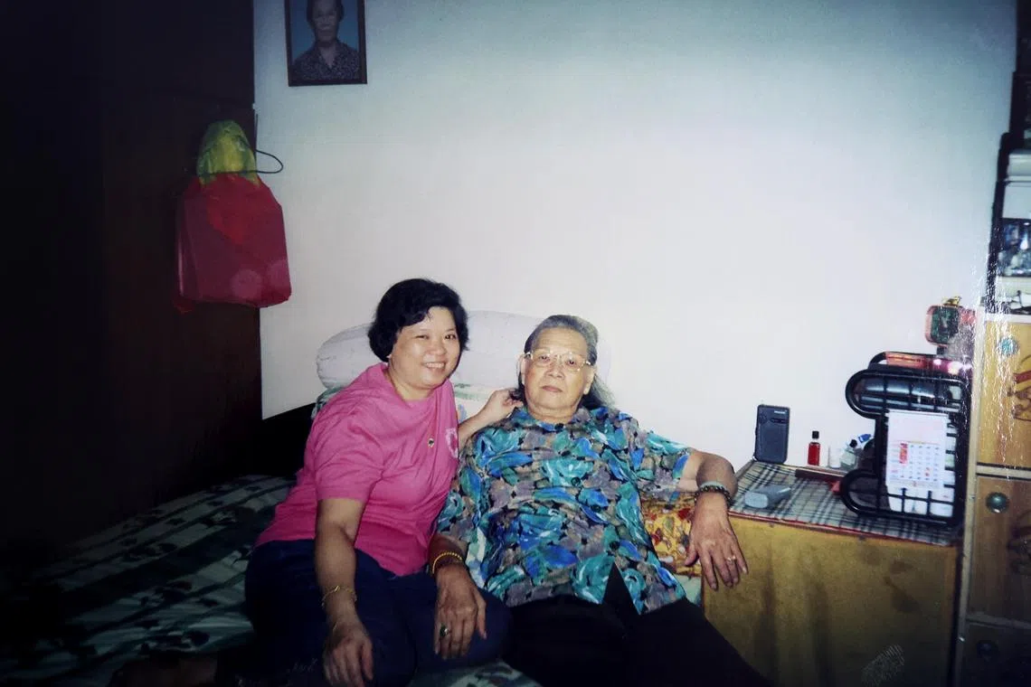 年轻时的杨玉算（左）与母亲合照。（受访者提供）