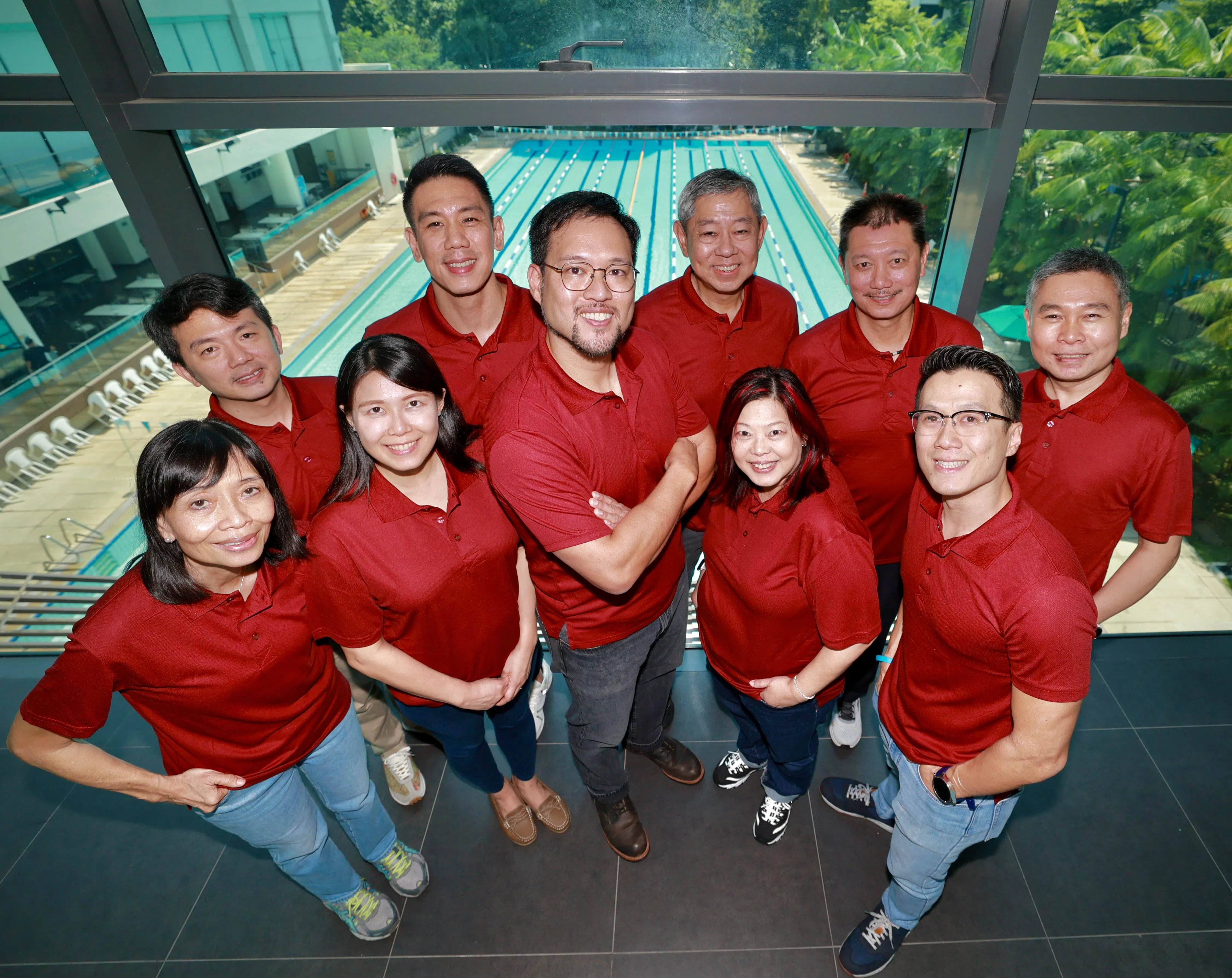 吴多泉将带领他的团队继续为泳联服务，左至右为郑倩如、欧阳颖樑、周颂珊、杨文愿、吴多泉、杨开荣、林淑贤、苏金祥、黄丞勋和符策汶。（档案照片）