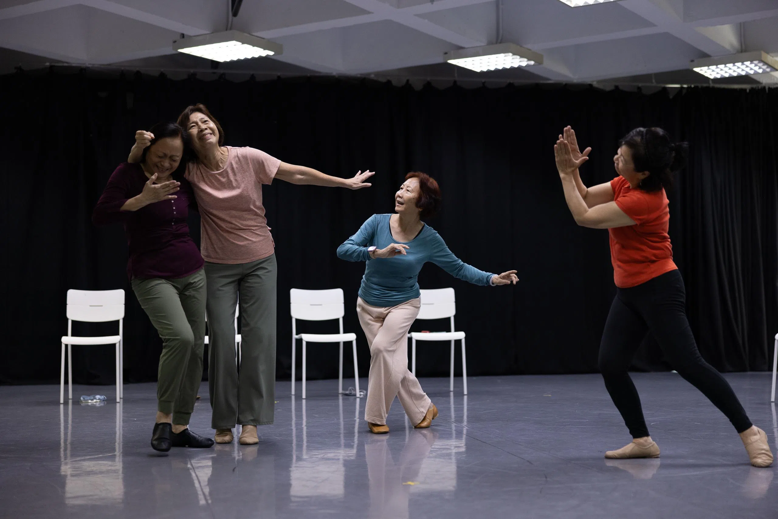 刘美玉（右二）和三名热爱舞蹈的好友，在舞台上重新聚首，以舞蹈讲述各自人生故事。（Crispian Chan摄／滨海艺术中心提供）