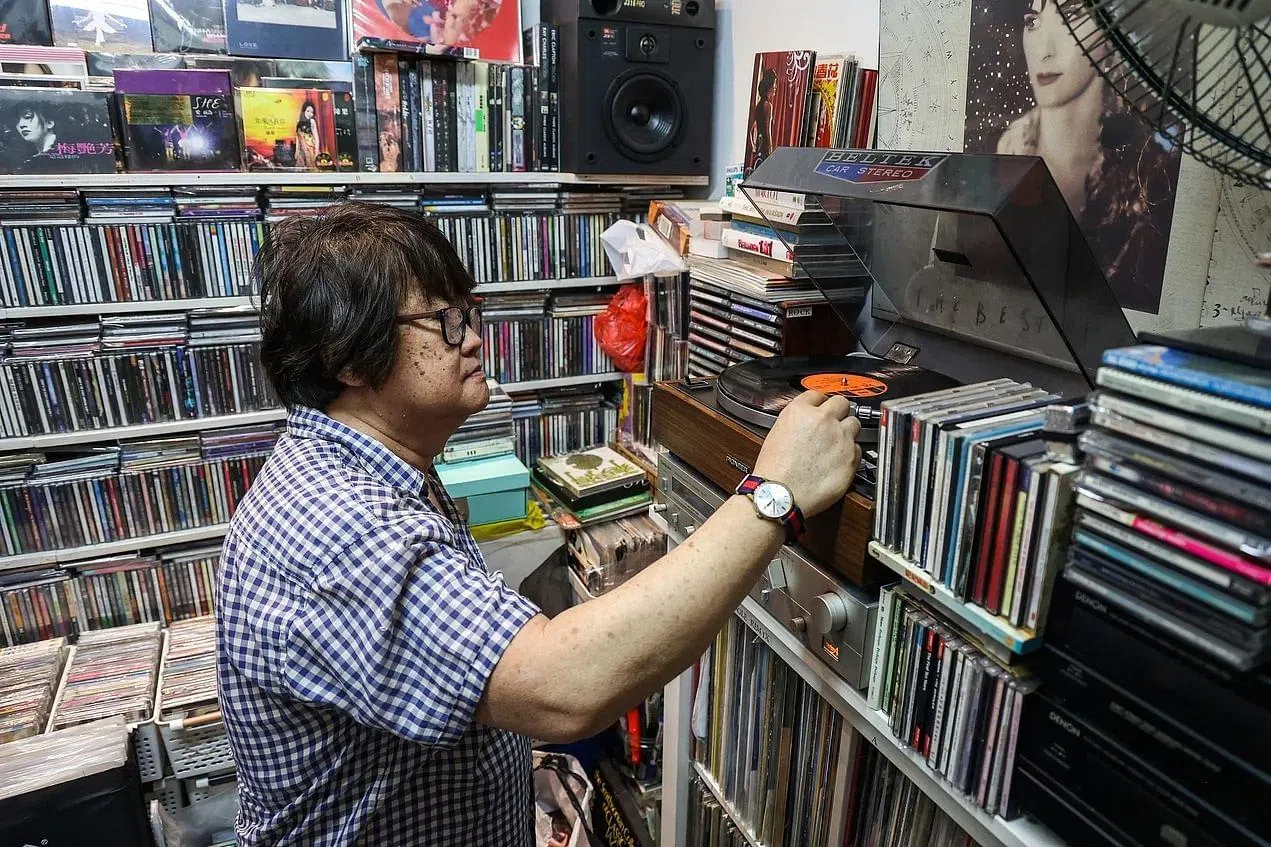 何展燊平日看店时，会听黑胶解闷。（白艳琳摄）