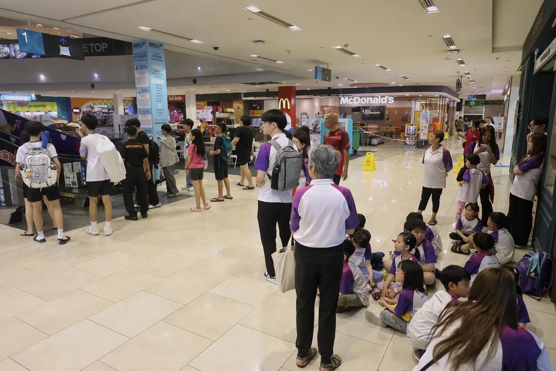 商场内迈杰思（MindChamps）幼儿园和职总优儿学府旗下的幼乐园（My First Skool）的近百名孩童被疏散到一层。（何炳耀摄）