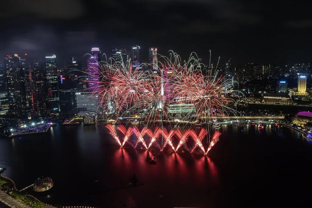 滨海湾跨年夜 璀璨烟花点亮夜空迎接2026年