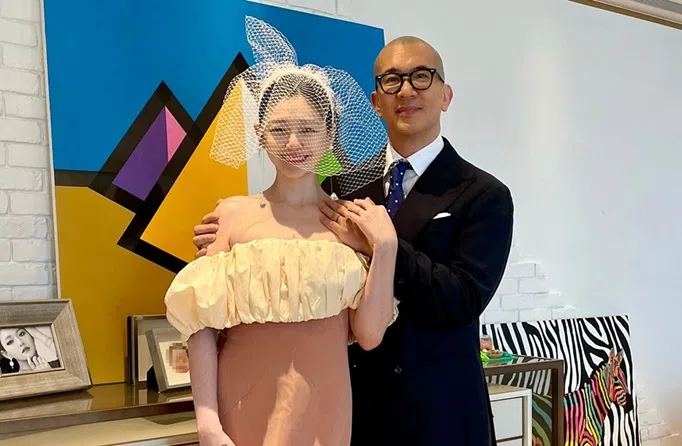 具俊晔（右）被不少网民目击在大S墓旁陪伴她。（互联网）