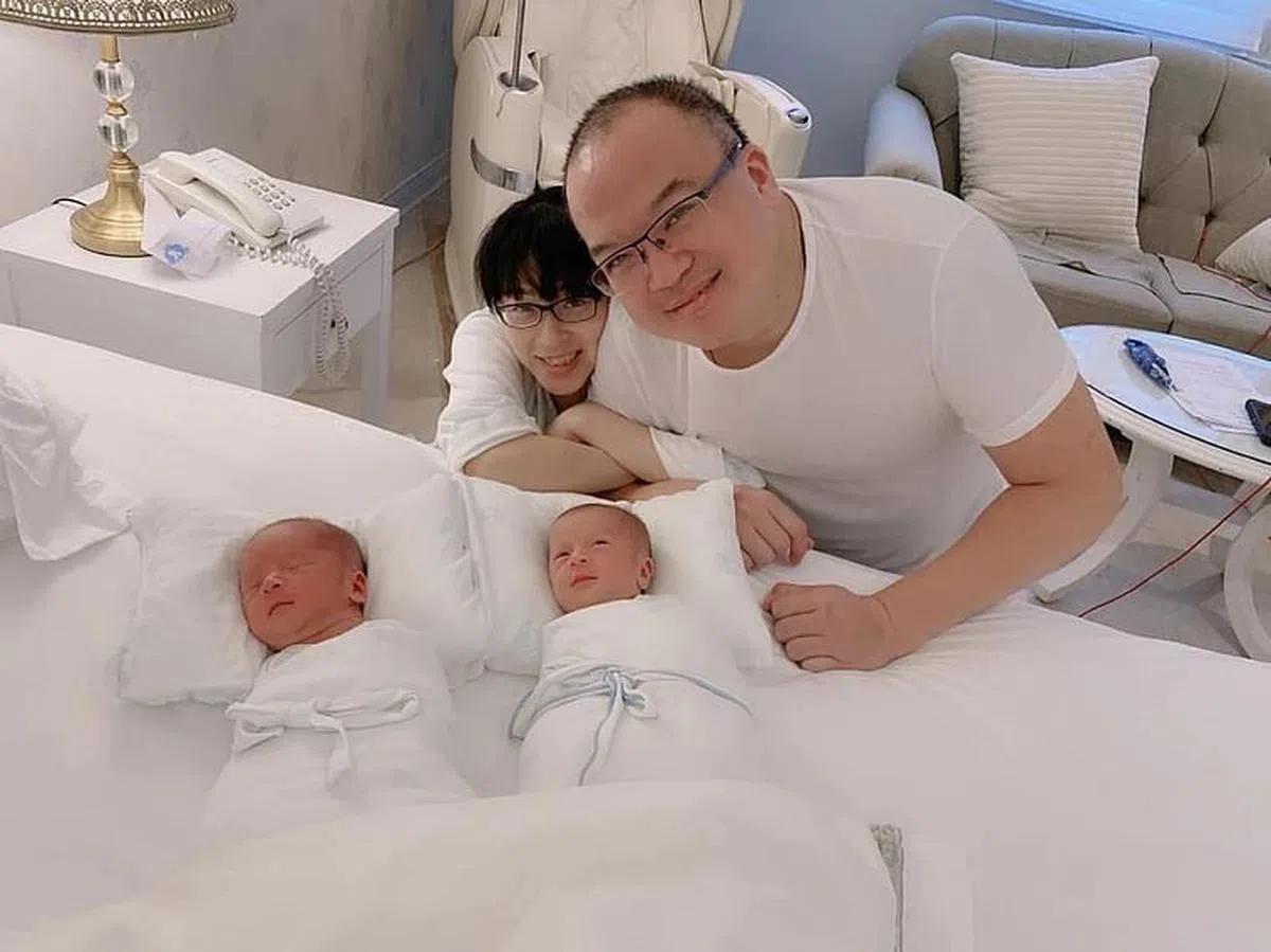 明金成（右）和妻子上个月迎来龙凤胎。（互联网）