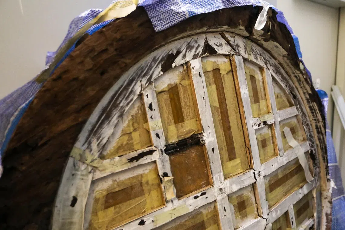 教堂共有14种不同大小、不同样式的窗户，其中一些窗户的木质结构已经腐朽。在翻新过程中，每扇窗户都被拆卸下来，除了刷油漆，也更换其中腐朽的木块。（刘欣怡摄）