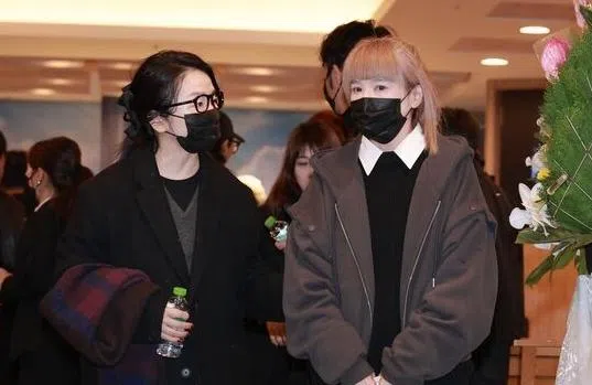 陆元琪（右）在陶晶莹陪同下离场。（互联网）