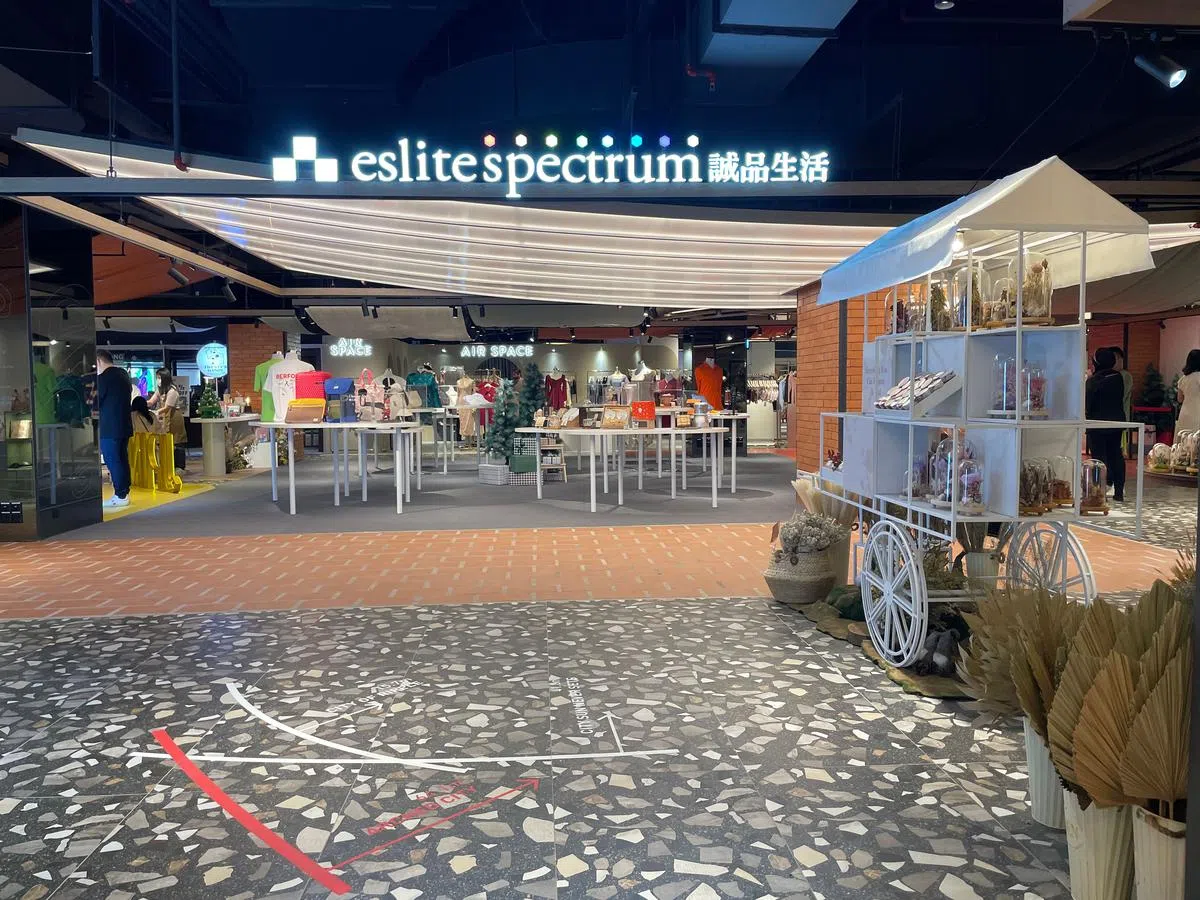 吉隆坡诚品生活馆入口，创意生活商品琳琅满目，占了货品大约三分之二。（林方伟摄）