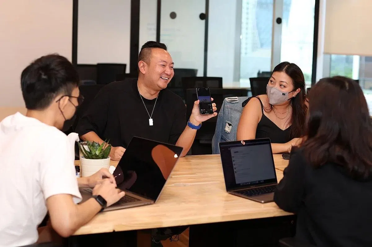 杨志文（左二）享受跟团队一起打造公司。（王彦燕摄）