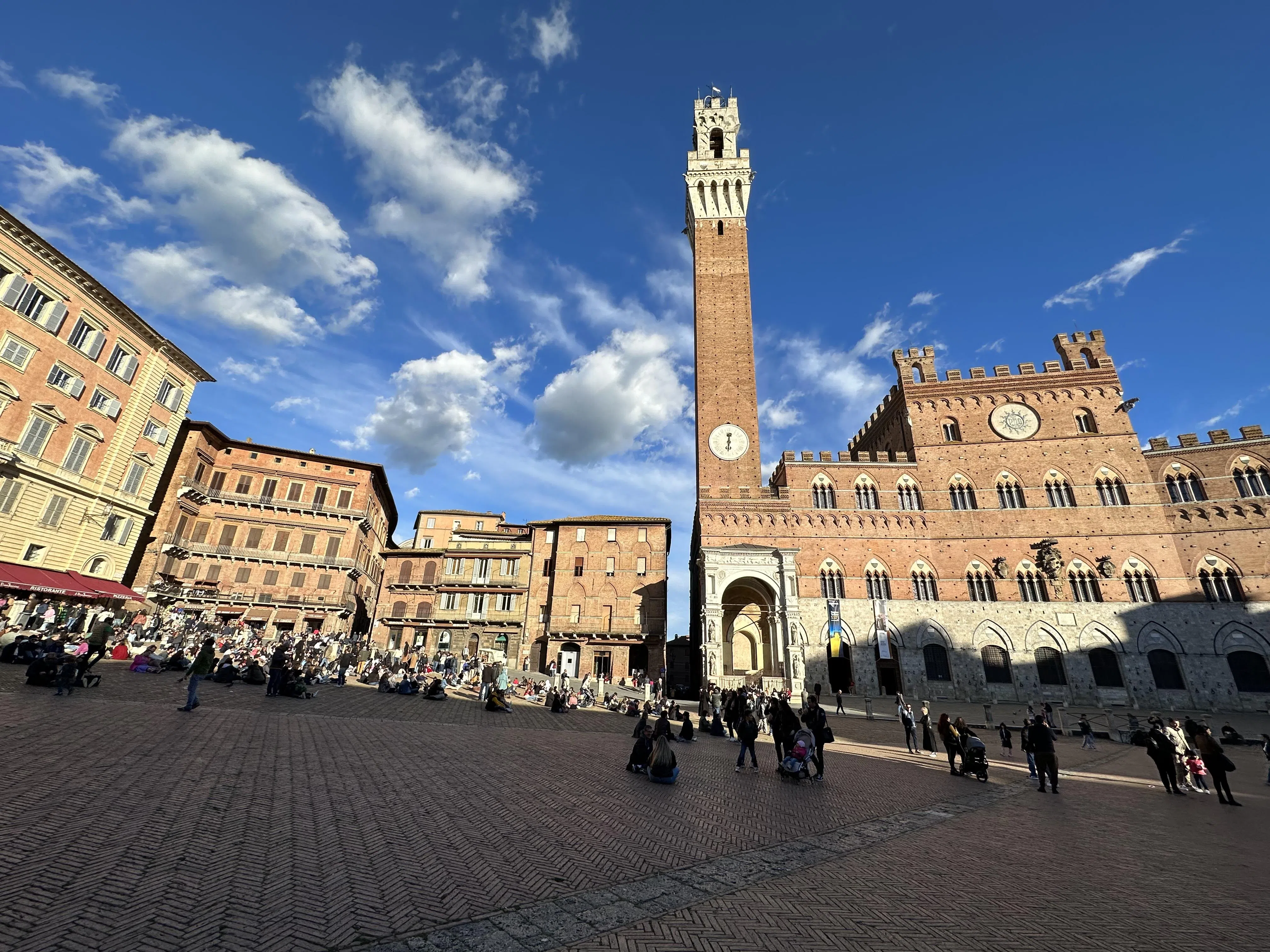 锡耶纳城的田野广场（Piazza del Campo），被认为是欧洲最伟大的中世纪广场之一。（虎威摄）