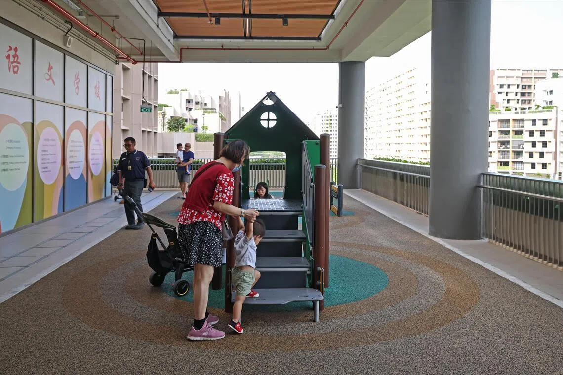 在登加田园广场（Plantation Plaza），有一个适合低龄儿童的室内游乐场，很多小朋友会在下雨天或天气炎热时，来这里玩耍，家长们也会趁机聊天交流。（陈渊庄摄）