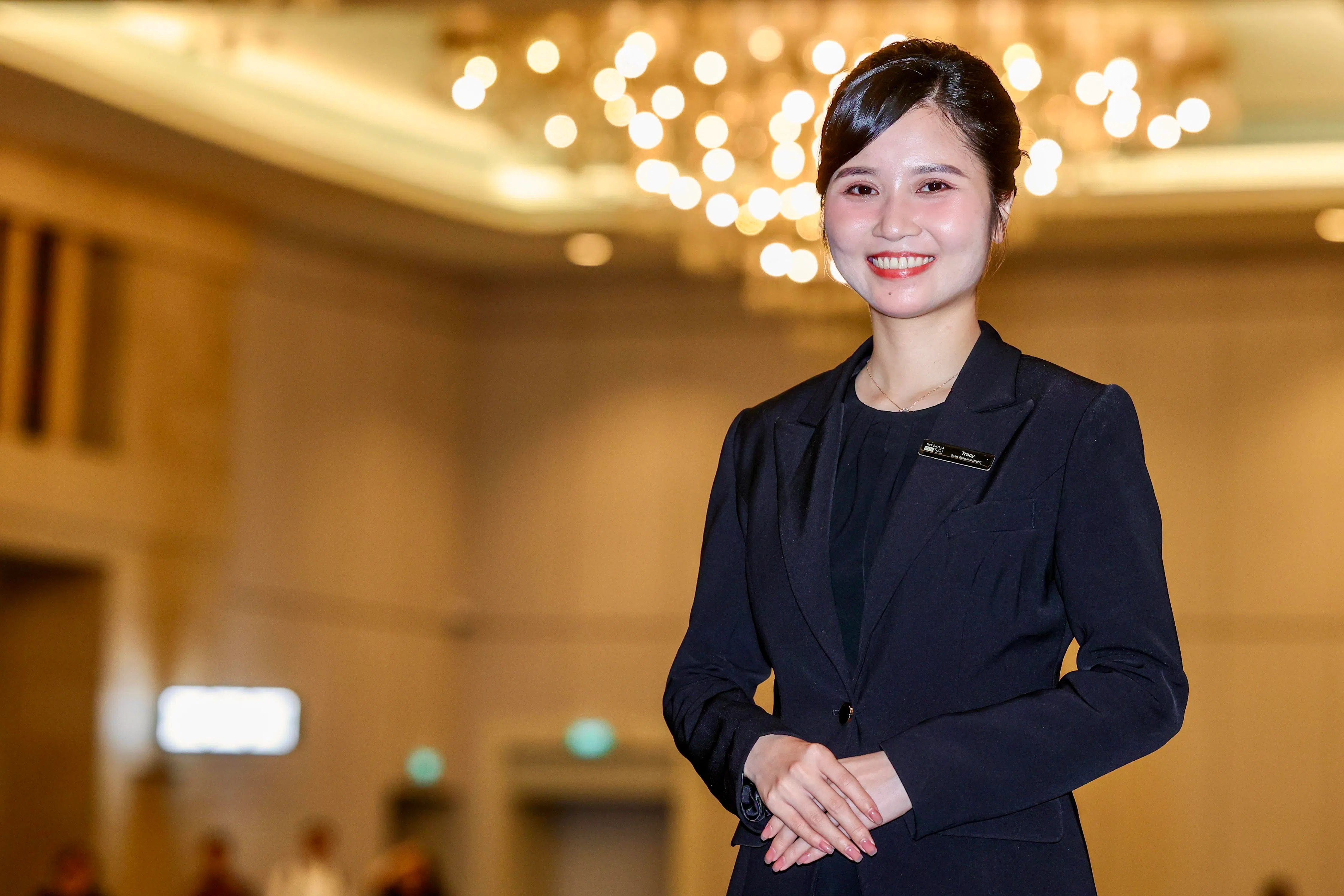 樟宜机场的Shilla Travel Retail销售执行员范权珍，去年8月协助一对越南母女沟通与寻人，并持续提供后续支援，获颁年度卓越服务奖。（陈斌勤摄）