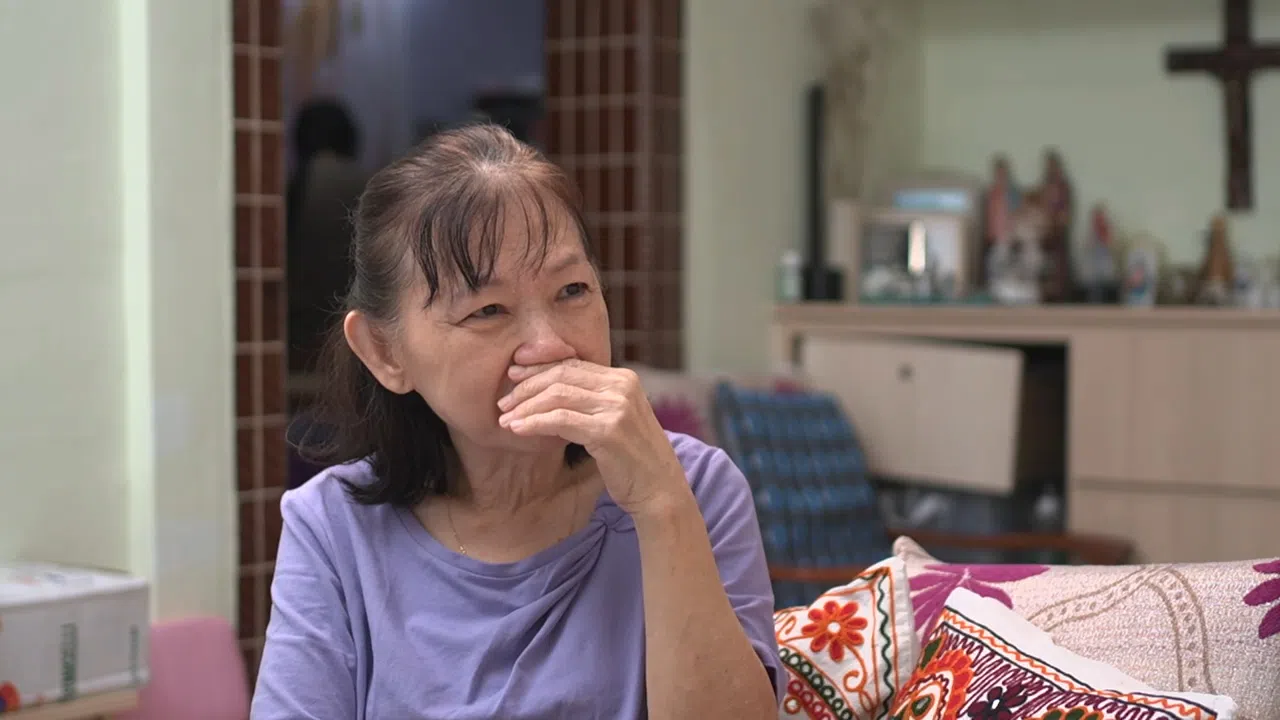 满脸笑容的母亲，访问时提及对女儿的不舍，罕见落泪。（视频截图）