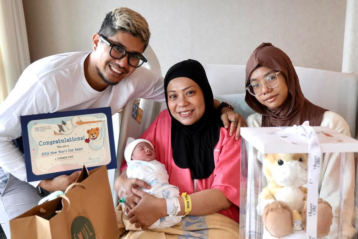 哈迪（左一）和妻子法伊扎（右二），与16岁长女琪斯蒂娜（右一），元旦在竹脚妇幼医院喜迎家庭新成员诺亚。（陈斌勤摄）