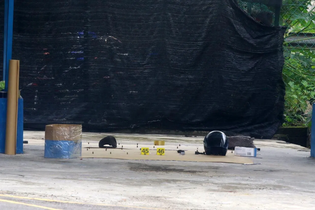 警局建筑后方的停车位散落许多弹壳。（星洲日报）