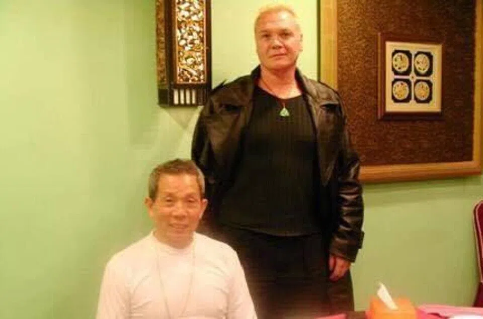 何麦（右）是刘家良的入室弟子。（取自何麦脸书）