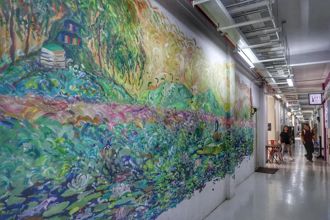 珍珠山台195号约150个租户中，有不少是艺术家，他们有些也在这栋大楼的墙壁上进行创作，一幅幅壁画将这里装点成为艺术村。（郑一鸣摄）