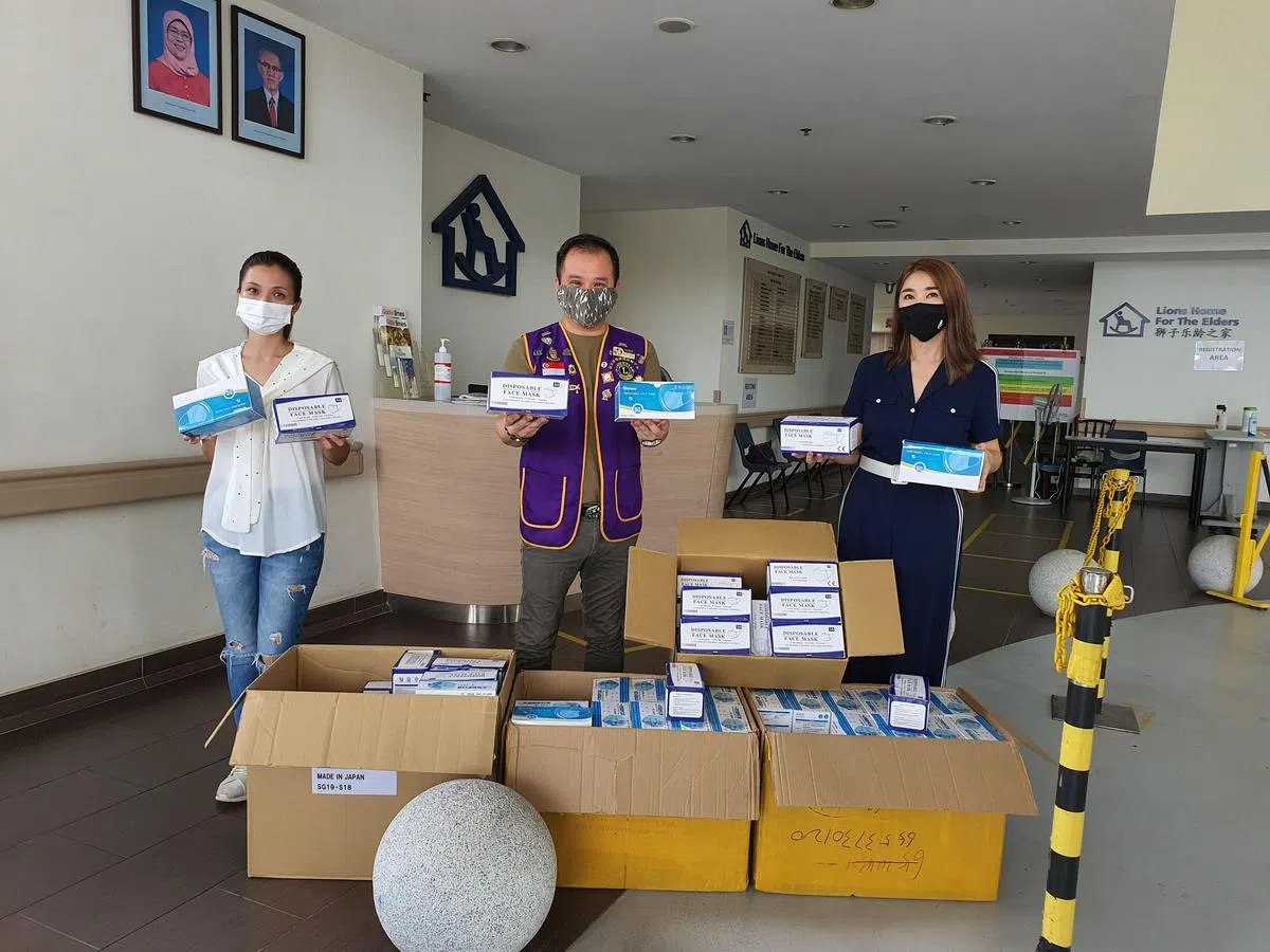   口罩在疫情期间是必需品，慧师傅发起捐助口罩慈善活动，成功筹得1280盒共6万4000片口罩，让更多慈善团体受惠。（受访者提供）