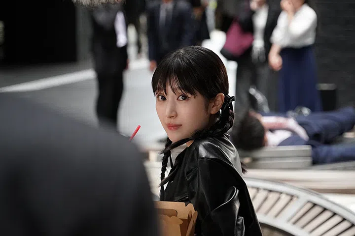 福本莉子饰演自称“神”的谜之巫女，是全剧关键。（互联网）