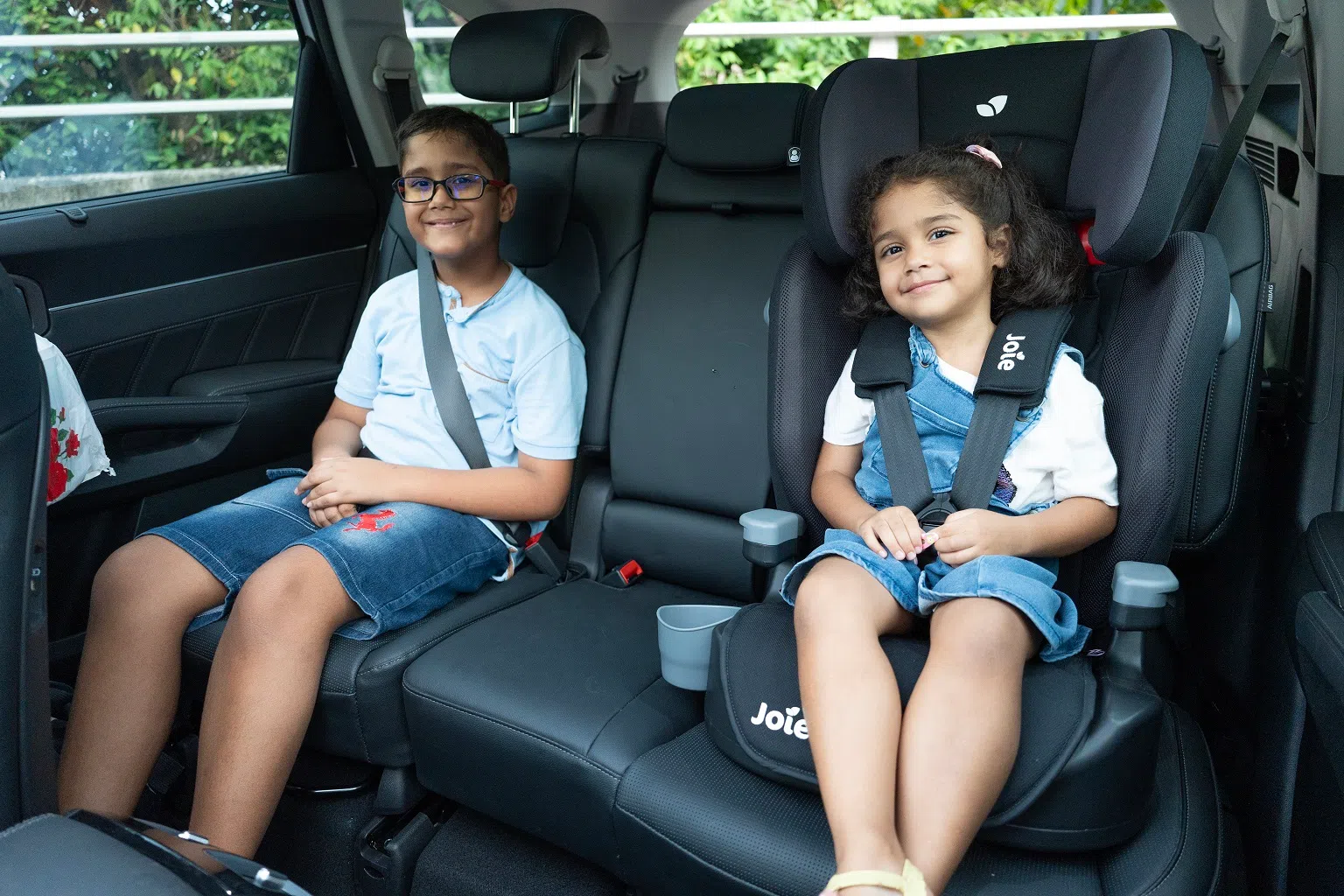 七人座的内饰提供宽敞的腿部空间、拥有多个USB充电端口，还有备受孩子们喜爱的全景天窗。（图/伯恩森提供）