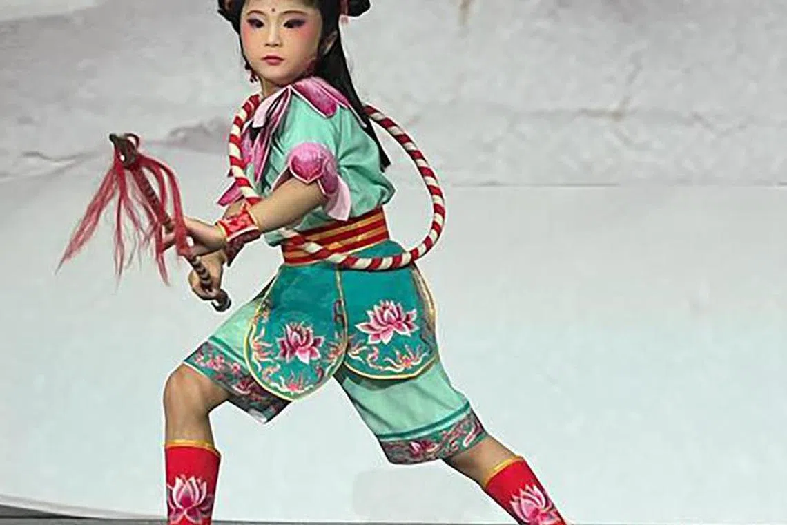 方言传承面临挑战，但它依然承载着丰富的文化内涵，值得我们珍惜和保护。图为本地一名自小学习潮州戏曲的孩子。