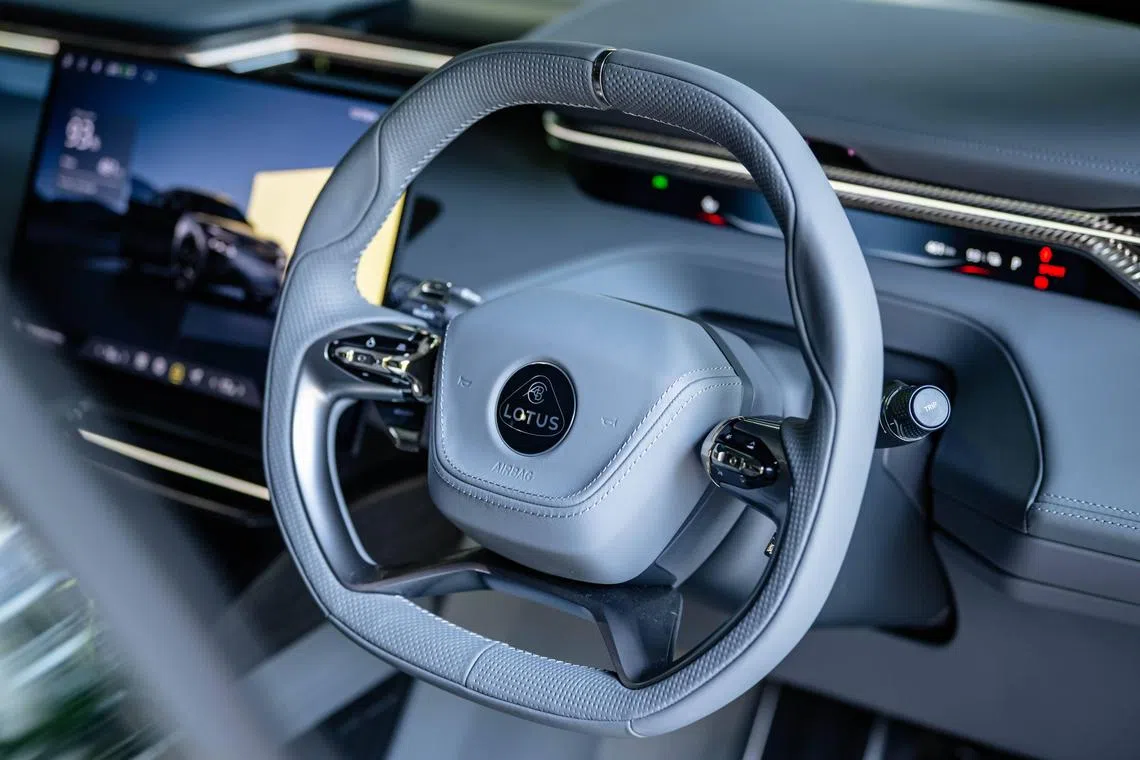 有趣的换挡拨片设计，其实是司机选择制动再生力和驾驶模式的操控杆。（路特斯提供）