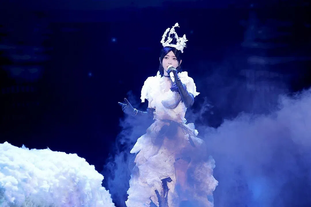 于文文戴着皇冠出场，尽显女王范。（取自艺人Instagram）