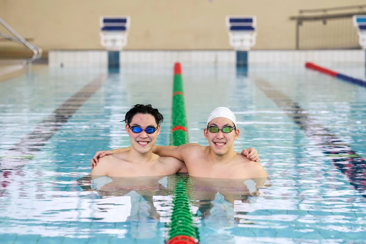 洪玮（左）与弟弟洪立。（卓祾祎摄）