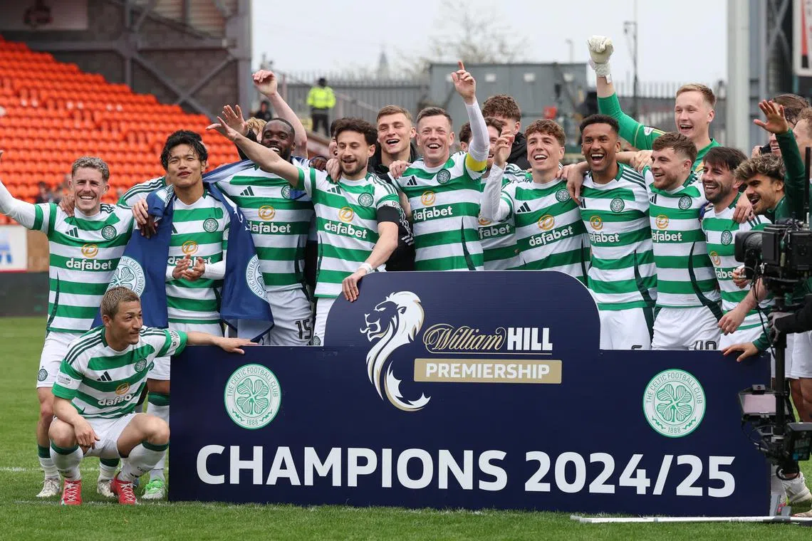 凯尔特人球员在球队再次锁定联赛冠军后，兴奋庆祝。（路透社）