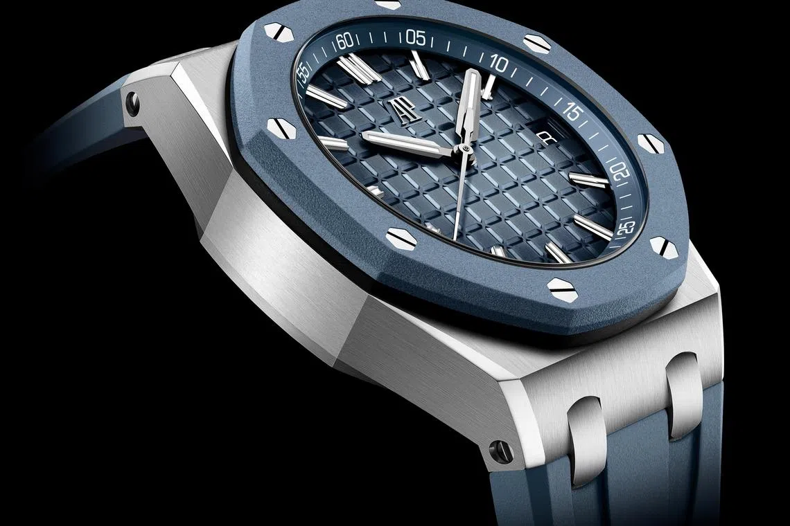 43毫米表径皇家橡树离岸型自动上链腕表采用双色设计，延续烟熏蓝色“Méga Tapisserie”超大格纹表盘。（爱彼提供）