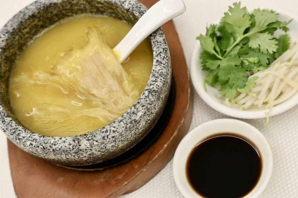 享用黄焖石窝排翅时加入豆芽和芫荽，增加脆嫩爽口的口感。（特约陈来福摄）