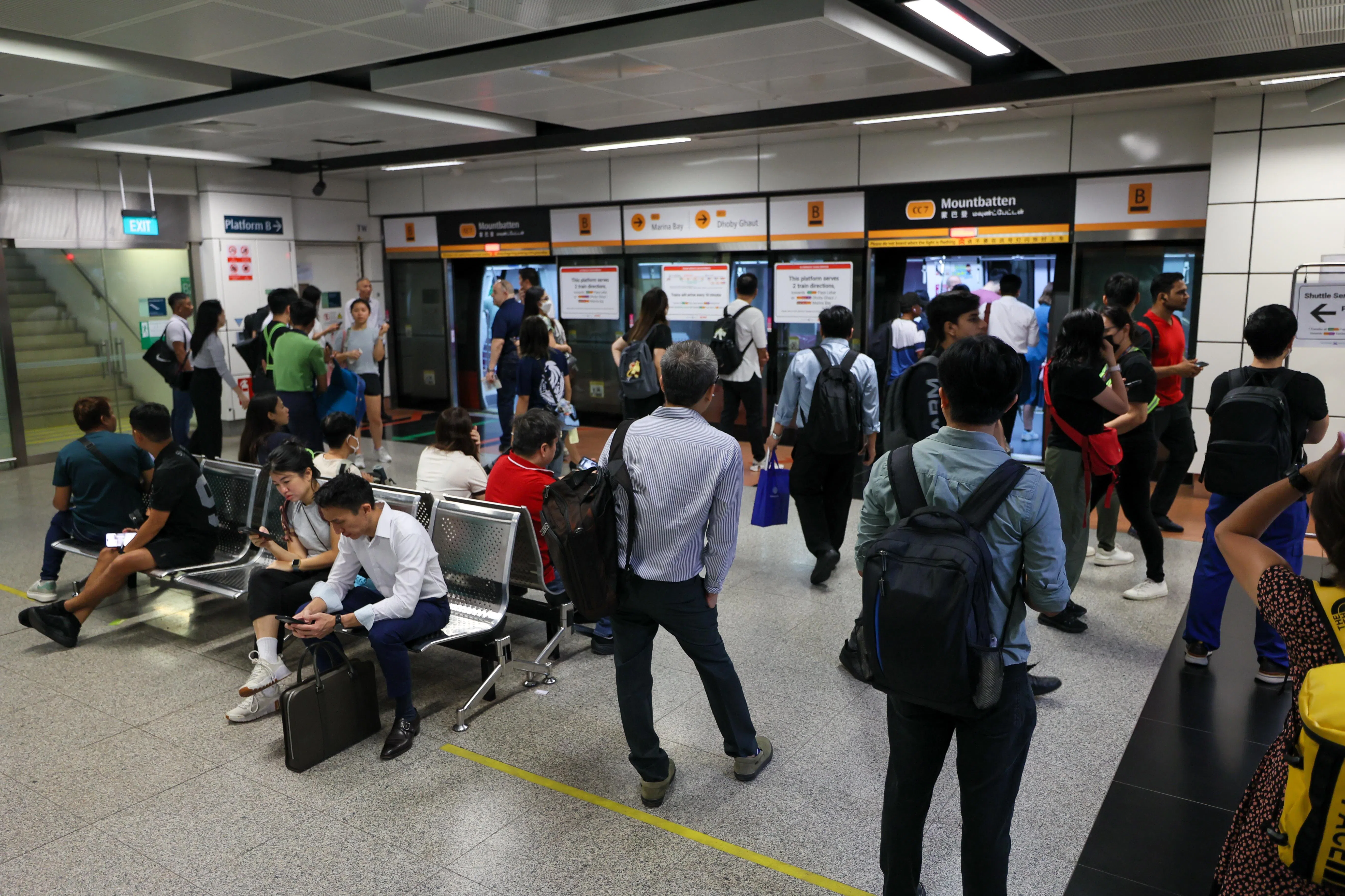 如果要前往多美歌或滨海湾站的方向，乘客必须在蒙巴登站下车，在同一个月台等待下一班前往这两个方向的列车。（张俊杰摄）