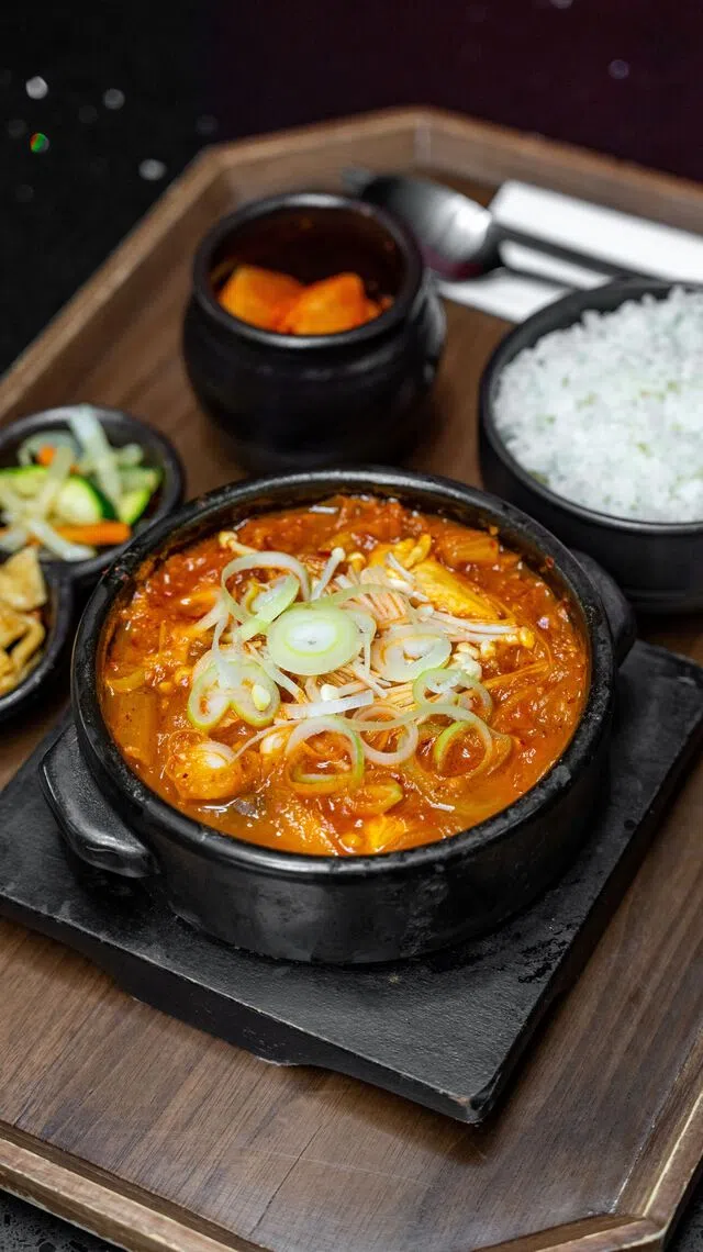 泡菜汤底套餐有牛肉、猪骨和海鲜豆腐等多种选择。（餐馆提供）