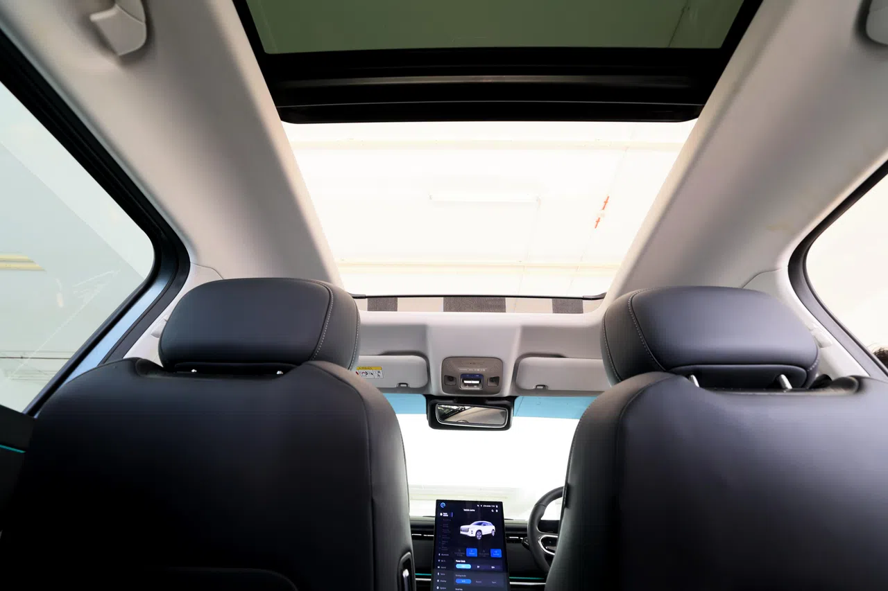 全景天窗一路延伸至后座头顶，有出色的采光效果。（龙国雄摄）