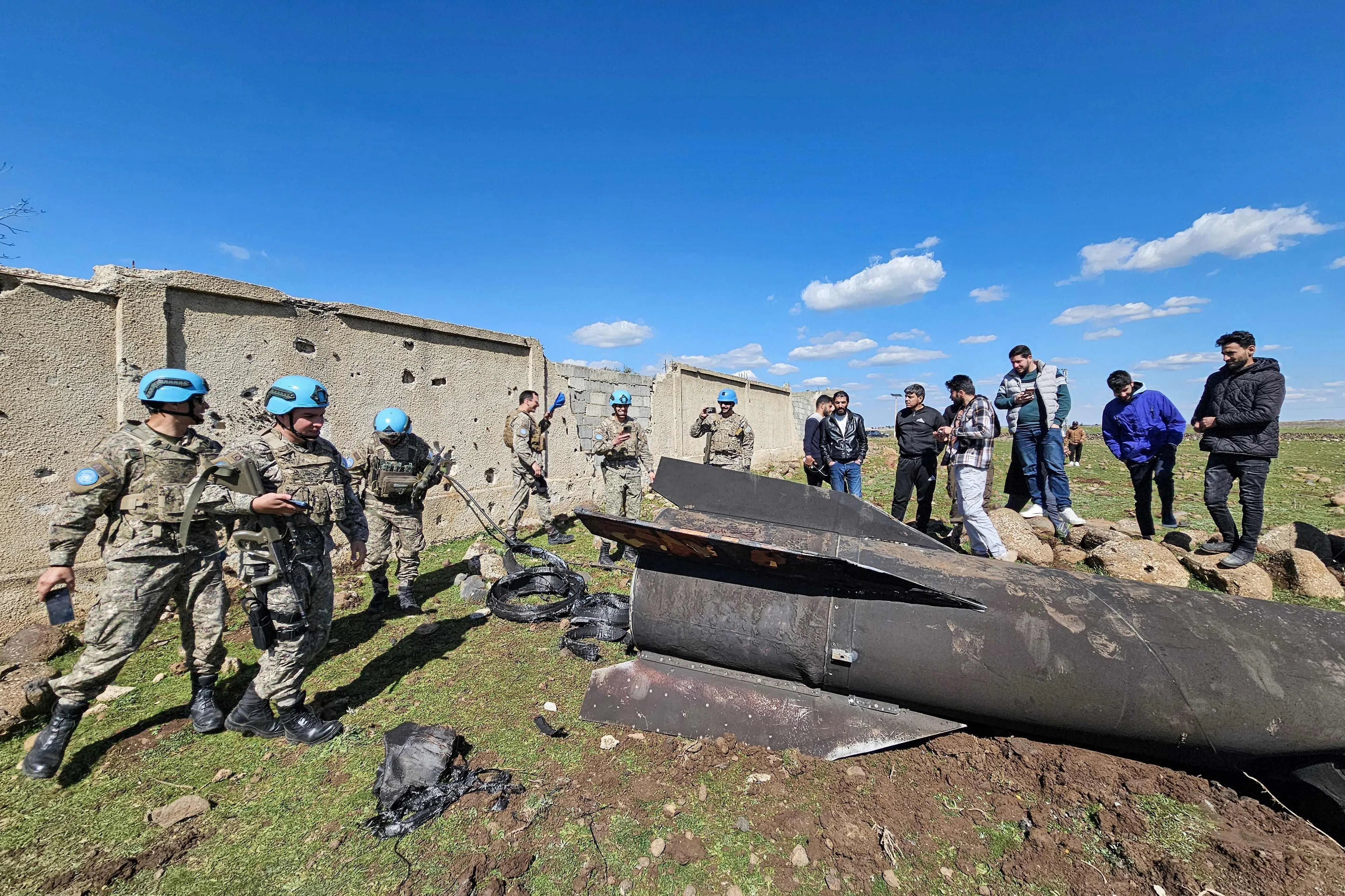 在叙利亚南部的联合国维和人员检查一枚据称是以色列防空系统拦截击落的伊朗导弹残骸。当地靠近戈兰高地，再往南就是以色列。（法新社）