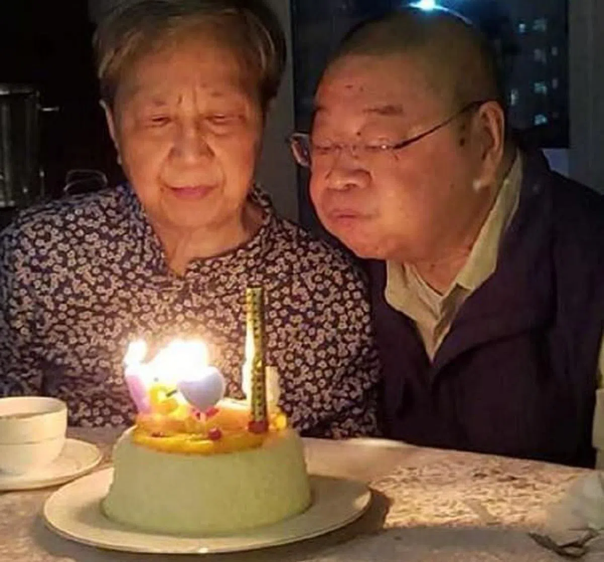 倪匡与太太在1959年5月20日结婚，每年都会庆祝结婚周年纪念。（互联网）