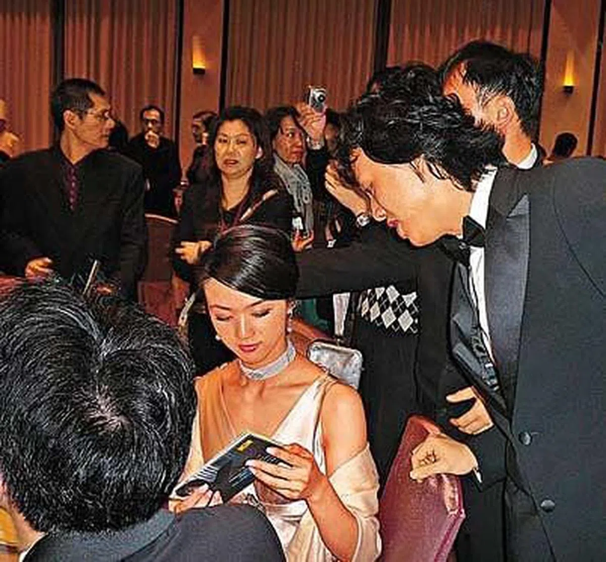 李云迪在2007年金马奖后台，送汤唯自己的CD。（互联网）