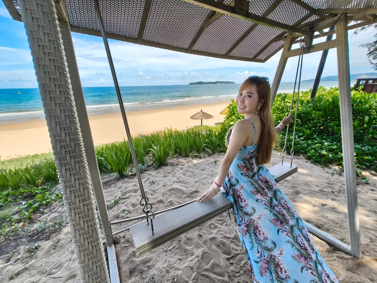 在海边荡秋千吹海风，是一件惬意的事。（李雅歌摄）