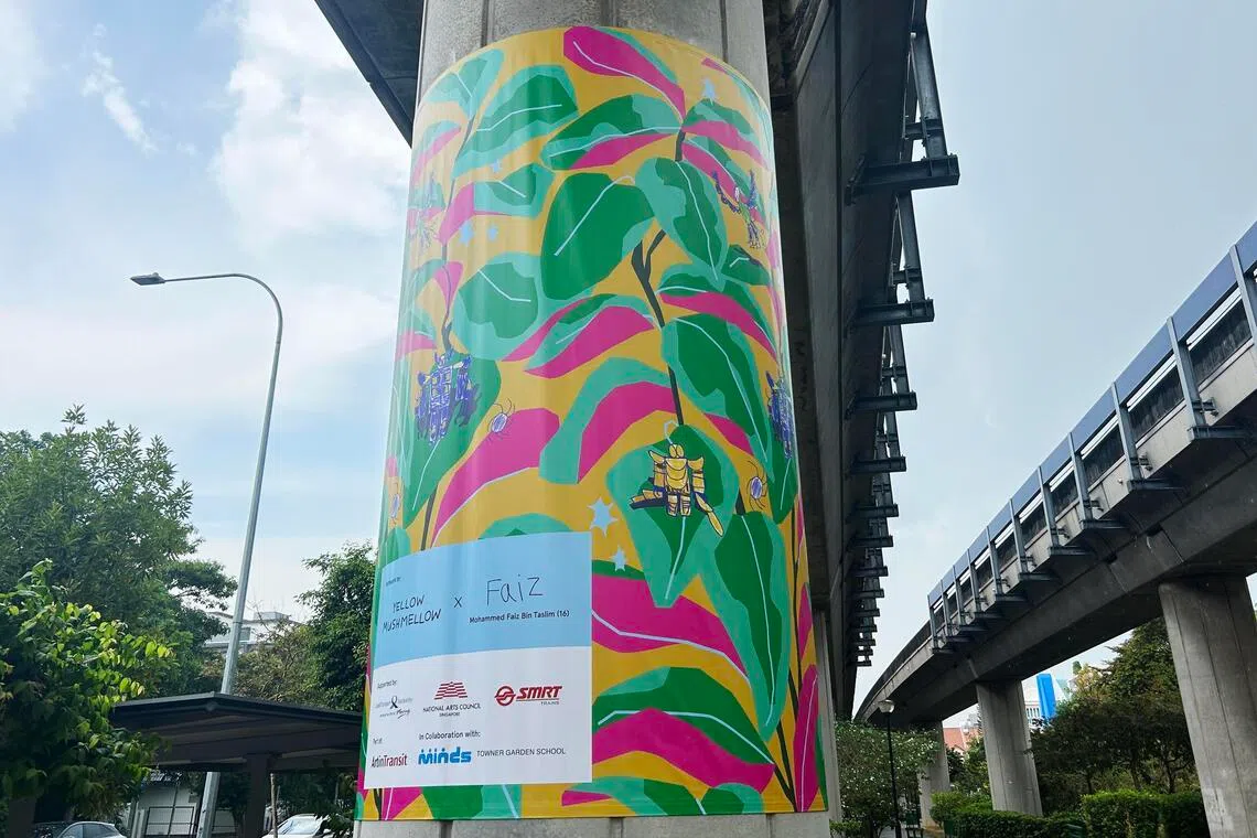 景万岸地铁站附近的高架柱上，有13幅由本地艺术家和陶乐园学校12名学生共同创作的画作，其中一幅将植物和变形金刚相结合。（张俊摄）