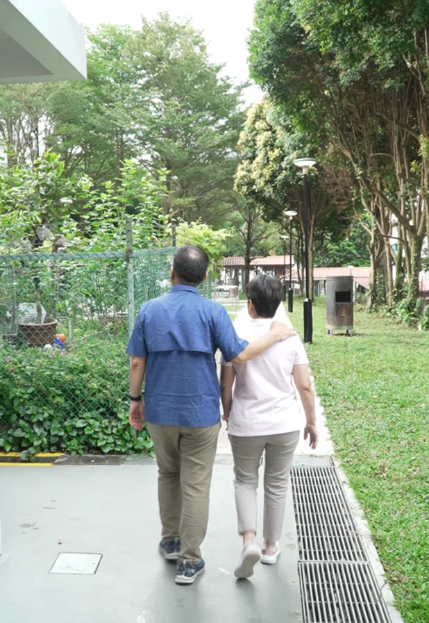 尽管前方道路并不平坦，沈碧云（右）与先生王禄杰从彼此身上汲取力量，并肩前行。（截自视频）