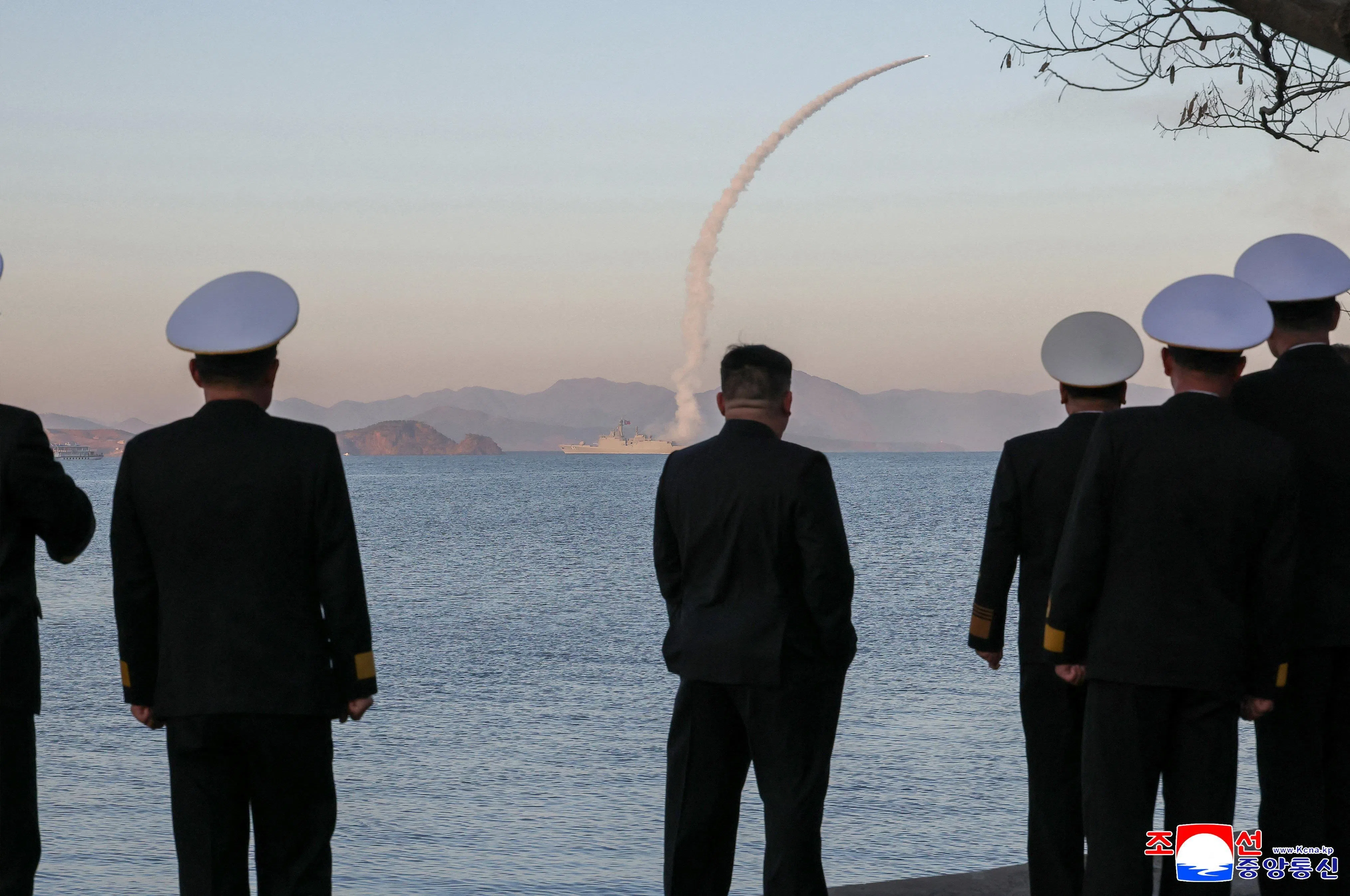 4月12日，金正恩（中）在朝鲜“崔贤”号驱逐舰上观看战略巡航导弹和反舰导弹试射。（路透社）