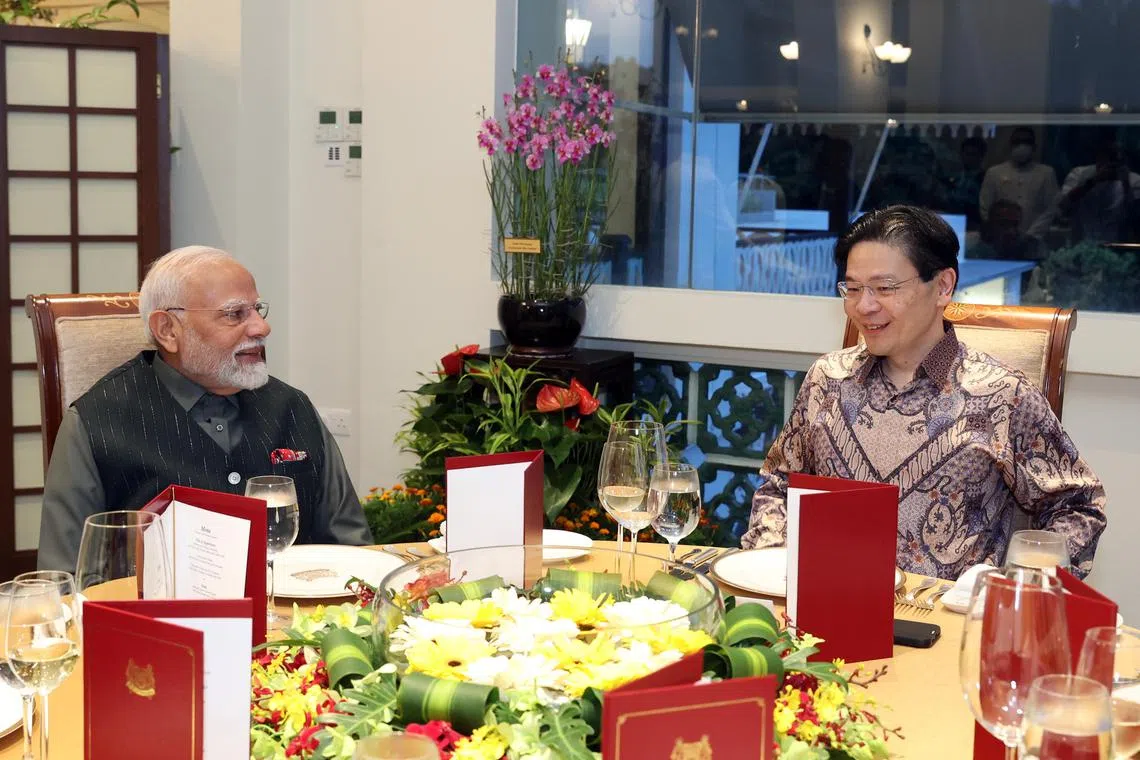 黄总理（右）与莫迪（左）在总统府共进温馨的晚餐，到场的还有印度外长苏杰生，以及我国内政部长兼律政部长尚穆根和外长维文医生。（数码发展及新闻部提供）