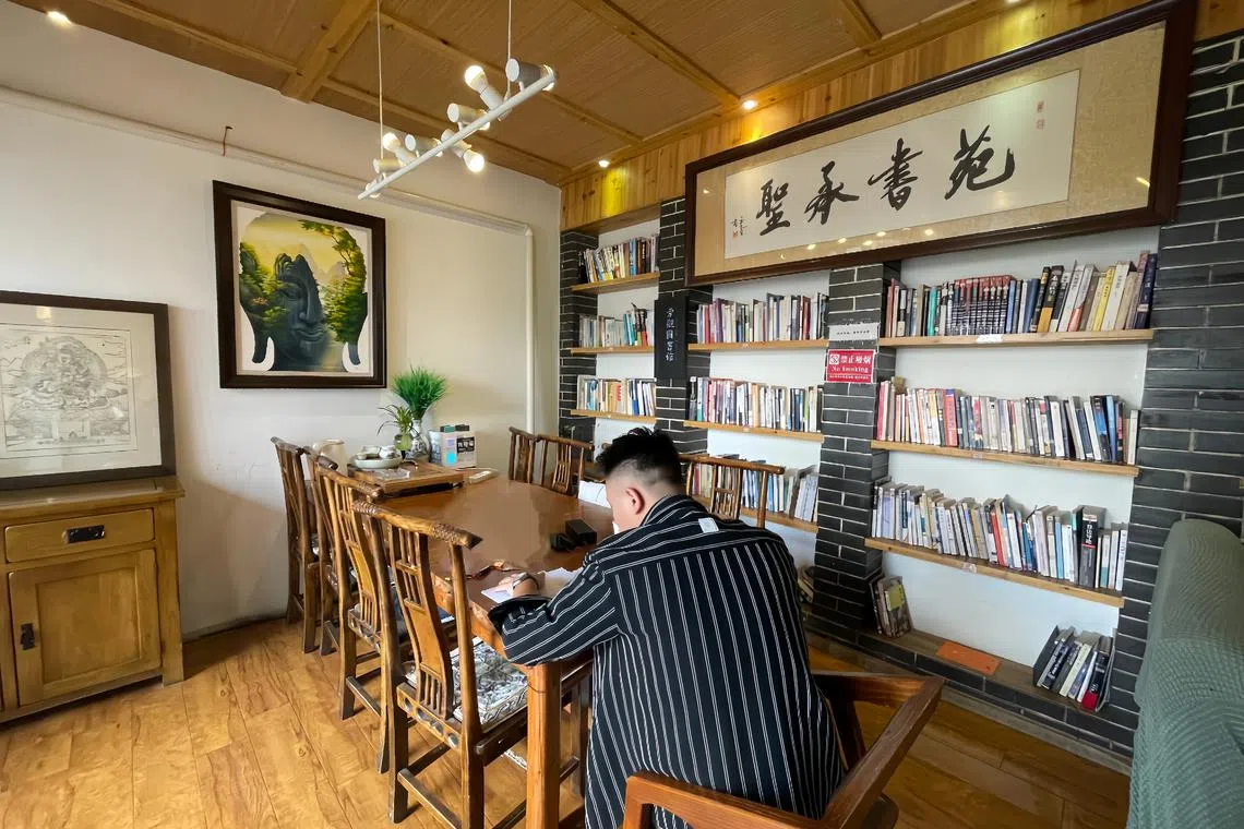 四楼有个“旁观图书馆”，墙上写着：安静、阅读、思考。（张志华摄）