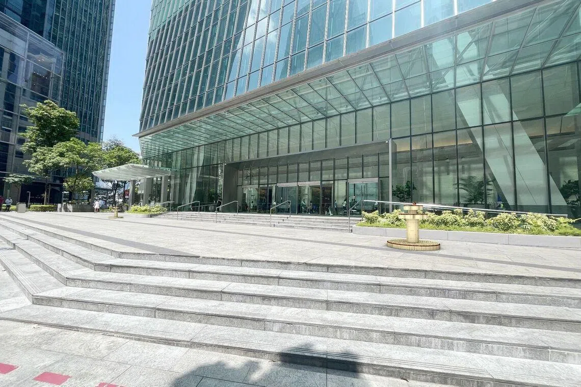 《下雨的喷泉》设立于莱佛士码头一号（One Raffles Quay），与宏利大厦的ATM相呼应。 （主办方提供）