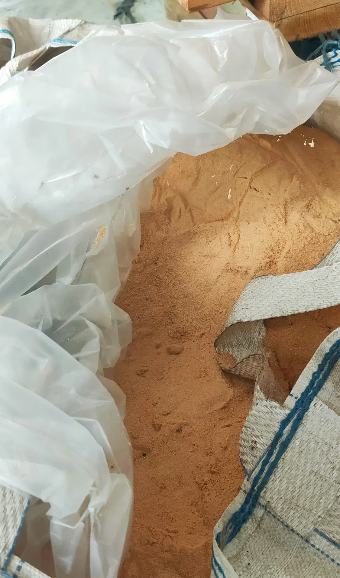 即使是无法再使用的木料，金属贸易公司Advance Materials Supplies不会直接丢弃，而是磨成木屑，用来吸收设备的化学品溢漏。（受访者提供）