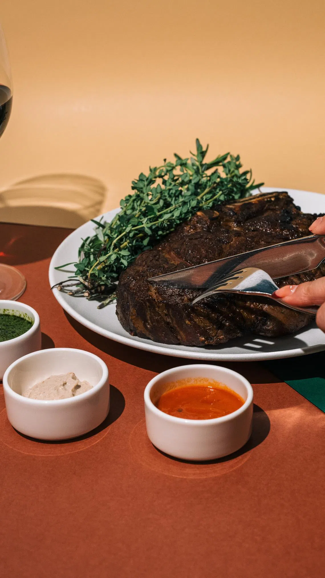 肋眼牛排适合几个人共享，炭烤方式注入烟熏香味。（餐馆提供）