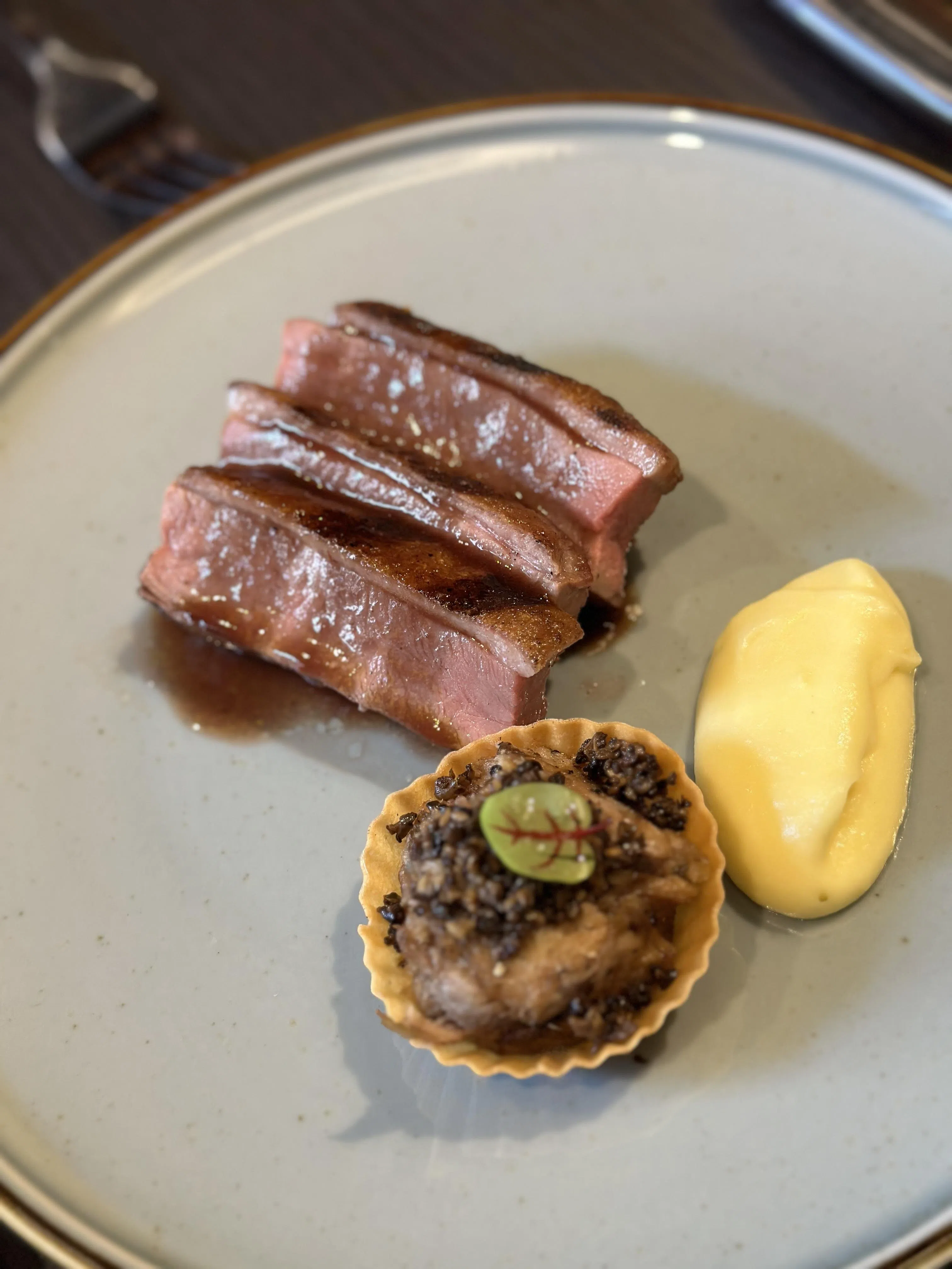 干式熟成鸭胸经过七天干式熟成处理，外皮香脆，内里肉质鲜嫩。（餐馆提供）